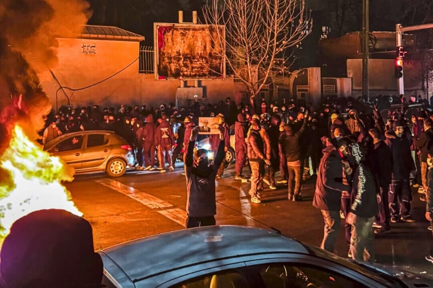 Iraníes bloquean una calle en Teherán el 9 de enero de 2026. (East Images/AFP vía Getty Images).