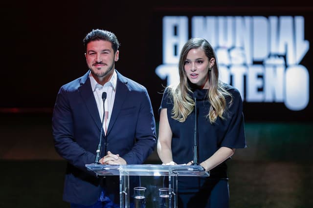 El gobernador de Nuevo León, Samuel García, y su esposa Mariana Rodríguez Cantú, hablan en una rueda de prensa en Ciudad de México. García aseguró que la ciudad de Monterrey está lista para ser una sede de primer nivel en la Copa Mundial de Fútbol del 2026. (Imagen de archivo. EFE/ Isaac Esquivel)
