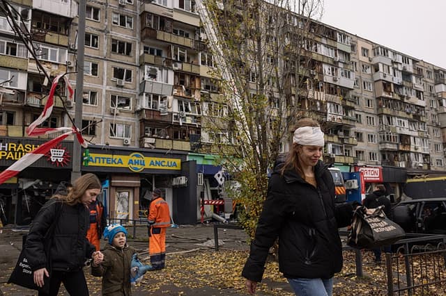 Ludmilla, de 34 años, resultó herida en un ataque con drones mientras dormía el 29 de noviembre de 2025 en Kiev, Ucrania. (Diego Fedele/Getty Images)