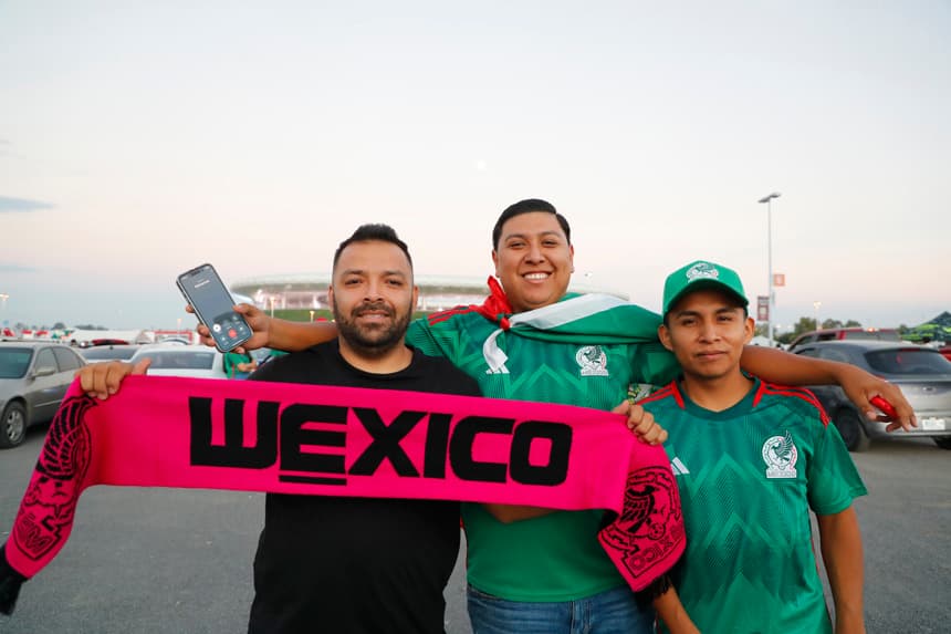 Fotografía de archivo de varios aficionados de la selección mexicana de fútbol en el Estadio Akron, en Guadalajara (EFE/ Francisco Guasco)