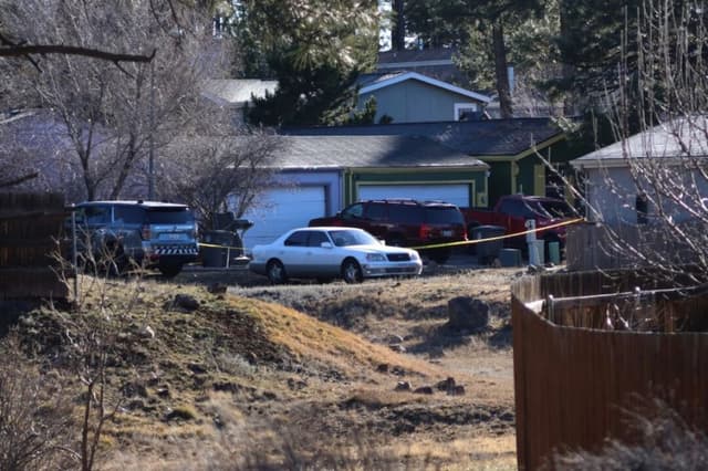 Las fuerzas del orden acudieron a un vecindario en Flagstaff, Arizona, donde, según la policía, un hombre abrió fuego contra los agentes, el 5 de febrero de 2026. (Cheyanne Mumphrey/AP Photo)
