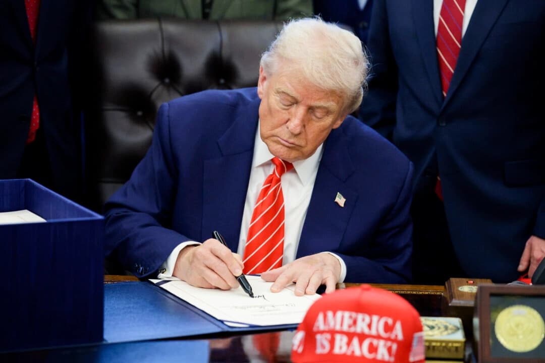 El presidente Donald Trump asiste a la firma de un proyecto de ley en el Despacho Oval de la Casa Blanca en Washington, el 3 de febrero de 2026. (Alex Wong/Getty Images)
