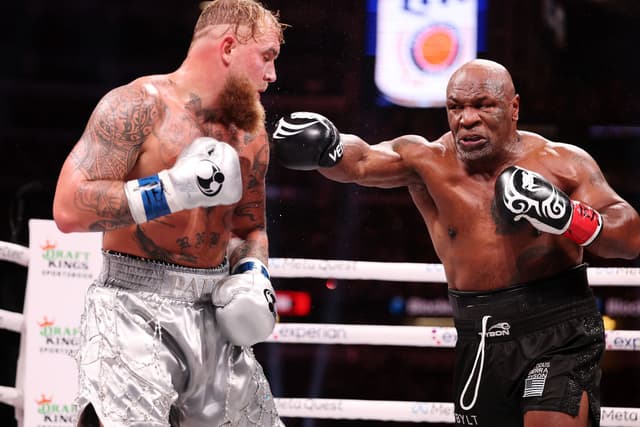 (De izquierda a derecha) Jake Paul y Mike Tyson pelean durante LIVE On Netflix: Jake Paul vs. Mike Tyson en el estadio AT&T el 15 de noviembre de 2024 en Arlington, Texas. (Foto de Al Bello/Getty Images para Netflix © 2024)