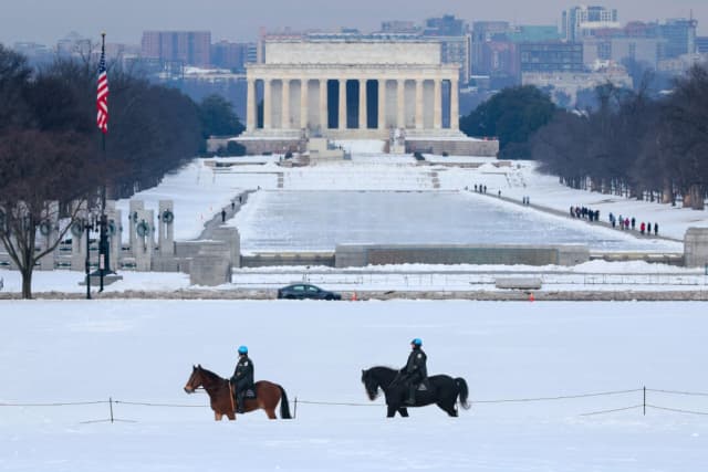 La Policía de Parques de EE. UU. realiza una patrulla montada en el National Mall, cerca del Monumento a Lincoln, antes de una ceremonia de reenganche para las tropas de la Guardia Nacional del Ejército en Washington, el 6 de febrero de 2026. (Chip Somodevilla/Getty Images)