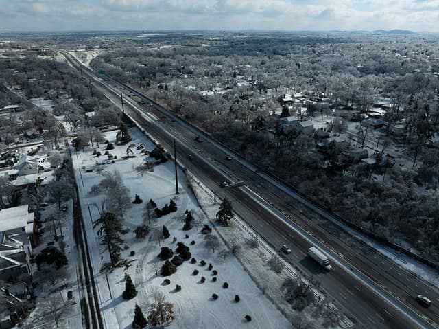 Una vista aérea muestra el hielo acumulado en las líneas eléctricas en Nashville, Tennessee, el 26 de enero de 2026. (Brett Carlsen/Getty Images)