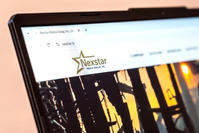 La página de inicio de Nexstar Media Group en la pantalla de una computadora portátil en Nueva York, el 31 de enero de 2025. (Shutterstock)