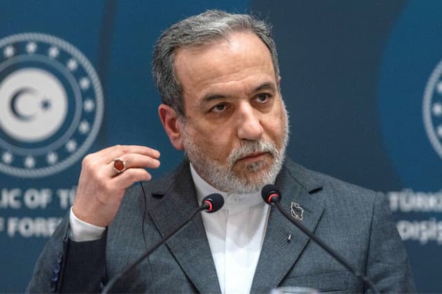 El ministro de Asuntos Exteriores iraní, Abbas Araghchi, hace una declaración en el Hotel Ritz durante su reunión con el ministro de Asuntos Exteriores turco, Hakan Fidan, el 30 de enero de 2026 en Estambul, Turquía. (Foto de Burak Kara/Getty Images)