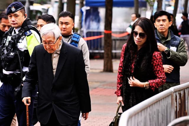 Teresa Lai (derecha), esposa del magnate mediático prodemocrático Jimmy Lai, condenado por delitos contra la seguridad nacional, y Joseph Zen, cardenal retirado de la Iglesia católica (izquierda), llegan al Tribunal de Magistrados de West Kowloon para la sentencia de Jimmy Lai en Hong Kong el 9 de febrero de 2026. (Peter PARKS / AFP a través de Getty Images)