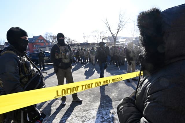 MINNEAPOLIS, MINNESOTA - 24 DE ENERO: Agentes federales acordonan el lugar de un tiroteo mientras se reúne una multitud el 24 de enero de 2026 en Minneapolis, Minnesota. Al parecer, los agentes dispararon a un manifestante durante un forcejeo para detenerlo. La administración Trump ha enviado a la zona a unos 3000 agentes federales, y se espera la llegada de más, en un intento por arrestar a los inmigrantes indocumentados de la región. (Foto de Stephen Maturen/Getty Images).