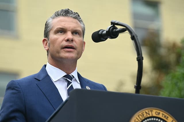 El secretario de Defensa de Estados Unidos, Pete Hegseth, habla durante una ceremonia conmemorativa del 11-S en el Monumento Nacional al 11-S del Pentágono en Washington D. C. el 11 de septiembre de 2025. (SAUL LOEB/AFP a través de Getty Images)