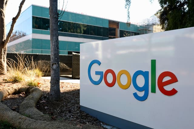 Un cartel colocado en la sede de Google, en Mountain View, California, el 4 de febrero de 2026. (Justin Sullivan/Getty Images)