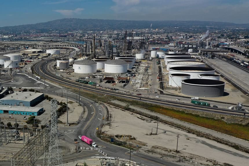 Cierre de refinerías en California supone problemas para precios y suministro de combustible: Expertos