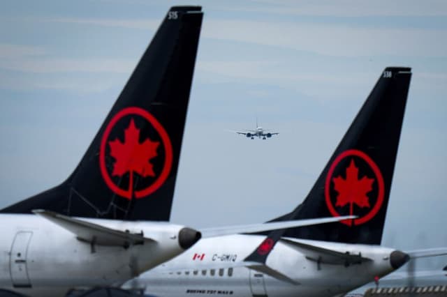 Aviones de Air Canada estacionados en el Aeropuerto Internacional de Vancouver, en Richmond, Columbia Británica, el 18 de agosto de 2025. (Darryl Dyck/The Canadian Press vía AP, archivo)