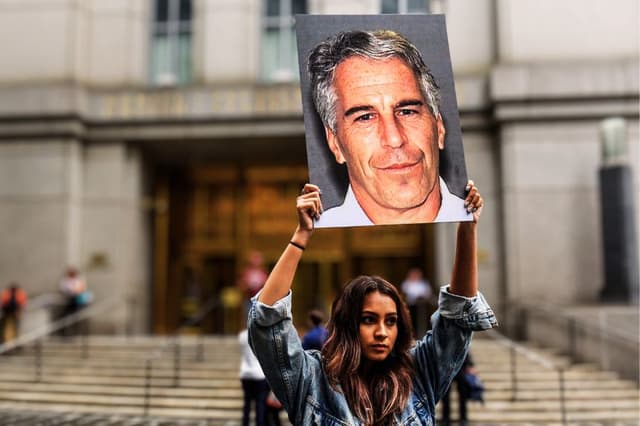 Un grupo de protesta sostiene carteles de Jeffrey Epstein frente al tribunal federal el 8 de julio de 2019 en la ciudad de Nueva York. Epstein fue acusado de delito de tráfico sexual de menores y otro de conspiración para participar en el tráfico sexual de menores. (Stephanie Keith/Getty Images)