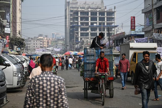 Un hombre transporta carros de verduras en un mercado antes de las elecciones generales de Bangladesh en Daca, el 10 de febrero de 2026. (Foto de Sajjad HUSSAIN / AFP a través de Getty Images).