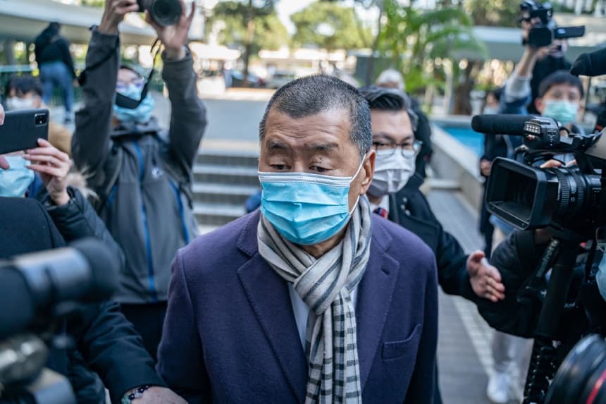 El magnate de los medios de comunicación de Hong Kong Jimmy Lai, fundador y propietario del periódico Apple Daily, llega al Tribunal de Última Instancia el 31 de diciembre de 2020 en Hong Kong, China. (Anthony Kwan/Getty Images)