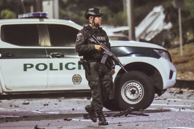 Un agente de policía monta guardia, provincia de Norte de Santander, Colombia, el 20 de febrero de 2025. Imagen ilustrativa (SCHNEYDER MENDOZA/AFP a través de Getty Images)