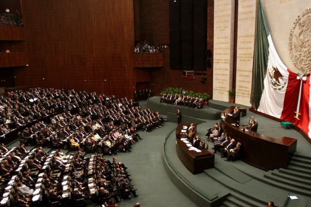El pleno de la Camara de Diputados durante un informe anual de gobierno el 01 de septiembre de 2005 en el Palacio Legislativo de Ciudad de Mexico. (SUSANA GONZALEZ/AFP via Getty Images)