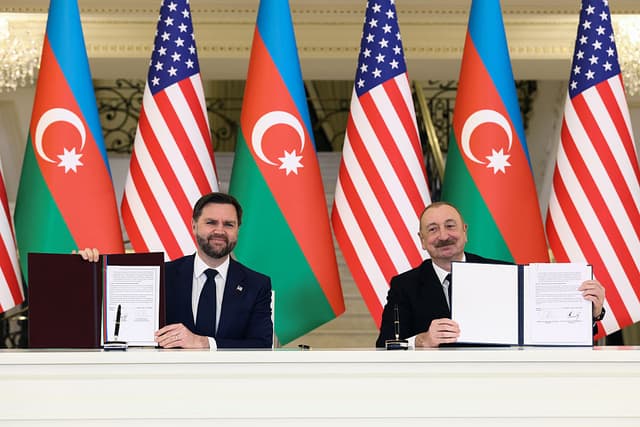 El vicepresidente de Estados Unidos, JD Vance, y el presidente de Azerbaiyán, Ilham Aliyev, firman copias de una Carta de Asociación Estratégica entre Estados Unidos y Azerbaiyán, en la residencia presidencial de Zagulba, el 10 de febrero de 2026, en Bakú, Azerbaiyán. (Foto de Kevin Lamarque - Pool/Getty Images)
