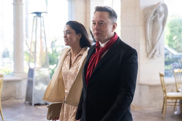 Elon Musk, director ejecutivo de Tesla y SpaceX, y Shivon Zilis, inversionista de capital de riesgo, llegan para asistir a la boda de Dan Scavino, subjefe de gabinete de la Casa Blanca, y Erin Elmore, directora de Arte en Embajadas del Departamento de Estado, en Mar-a-Lago, Palm Beach, Florida, el 1 de febrero de 2026. (SAUL LOEB / AFP a través de Getty Images)
