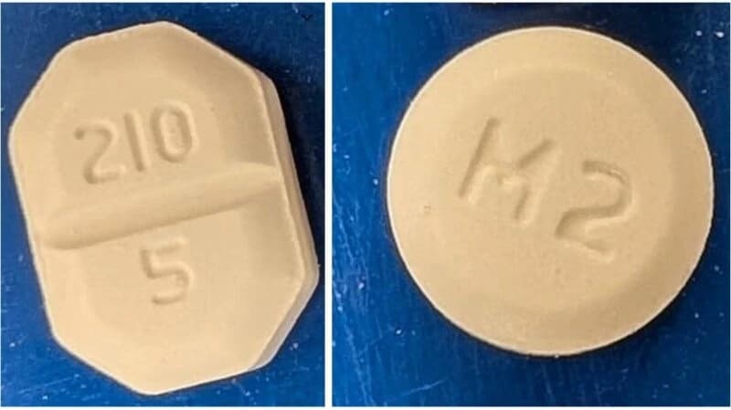 Health Canada ha emitido una advertencia sobre la posibilidad de que ciertos frascos de comprimidos de MAR-Amlodipino de 5 miligramos para la hipertensión arterial (a la izquierda) contengan accidentalmente comprimidos de 2.5 miligramos de midodrina, un medicamento para la presión arterial baja (a la derecha). (Foto del folleto de Health Canada).