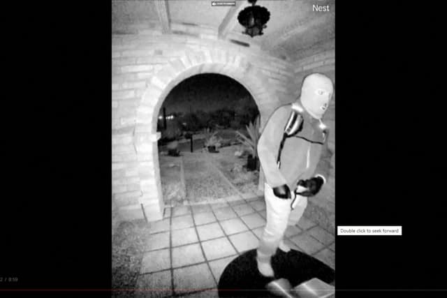 Publicación del FBI nuevas imágenes del posible sospechoso del secuestro de Nancy Guthrie. (Captura de pantalla por Epoch Times)