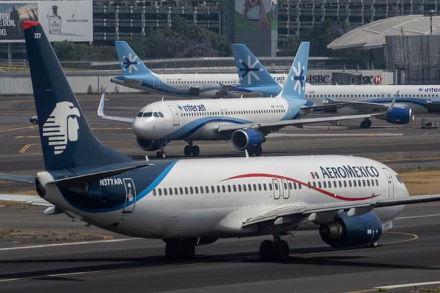Aviones de Interjet y Aeroméxico se preparan para despegar en el Aeropuerto Internacional Benito Juárez, en la Ciudad de México, el 20 de marzo de 2020. (PEDRO PARDO/AFP via Getty Images)