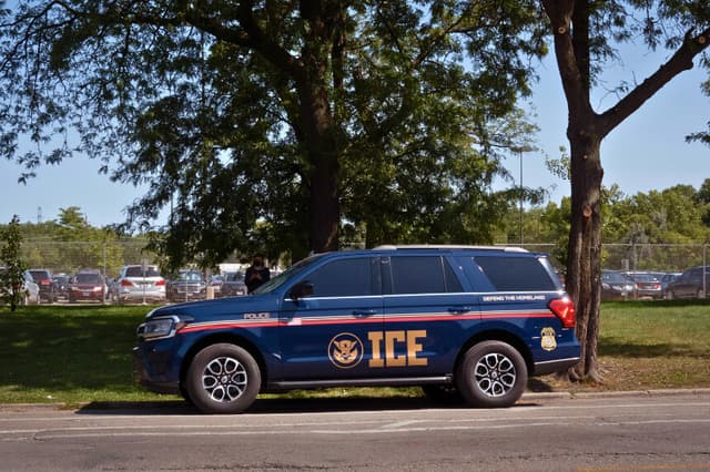 CHICAGO, ILLINOIS - 8 DE SEPTIEMBRE: Un vehículo del ICE estacionado cerca de la cárcel y el complejo judicial del condado de Cook el 8 de septiembre de 2025 en Chicago, Illinois. El Departamento de Seguridad Nacional ha anunciado hoy que el ICE ha puesto en marcha oficialmente una operación para detener y deportar a extranjeros ilegales con antecedentes penales en Chicago e Illinois. (Foto de Scott Olson/Getty Images).