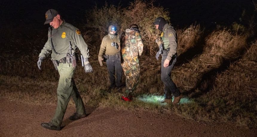 Agentes de la Patrulla Fronteriza de EE. UU. en una redada cerca de la frontera entre EE. UU. y México, el 3 de noviembre de 2022, cerca de Douglas, Arizona. (John Moore/Getty Images).