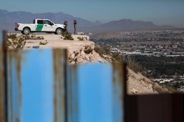 Agentes de la Patrulla Fronteriza de Estados Unidos en el desierto de Sunland Park, Nuevo México, en la frontera con Ciudad Juárez, estado de Chihuahua, México, el 23 de octubre de 2024. (Herika Martínez/AFP vía Getty Images)