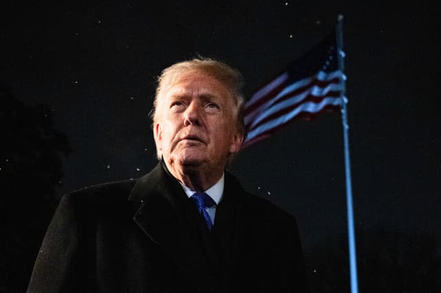 El presidente de Estados Unidos, Donald Trump, habla con la prensa antes de salir de la Casa Blanca en Washington D. C., el 6 de febrero de 2026. El presidente Trump pasará el fin de semana en su residencia Mar-a-Lago en Palm Beach, Florida. (ANDREW CABALLERO-REYNOLDS/AFP a través de Getty Images)
