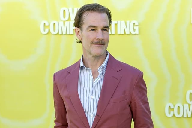 James Van Der Beek llega al estreno de la serie de Prime Video «Overcompensating» en el Hollywood Palladium, el 14 de mayo de 2025 en Los Ángeles, California. (Kevin Winter/Getty Images)