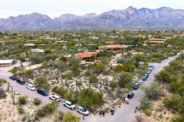 Miembros de la prensa se encuentran cerca de la casa de Nancy Guthrie, la madre desaparecida de la presentadora del programa "Today" Savannah Guthrie, en Tucson, Arizona, el 5 de febrero de 2026. (Caitlin O'Hara/AP Photo).