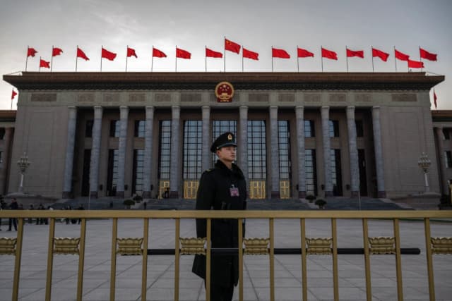 Un miembros de la Policía Armada Popular a la entrada del Congreso Nacional del Pueblo en el Gran Salón del Pueblo durante las reuniones de la delegación el 6 de marzo de 2024 en Beijing, China. (Kevin Frayer/Getty Images)