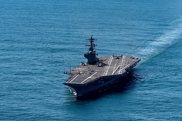 El portaaviones USS George H.W. Bush navega por el océano Atlántico frente a la costa de Norfolk, Virginia, el 4 de octubre de 2025. (Alex Brandon - Pool/Getty Images)