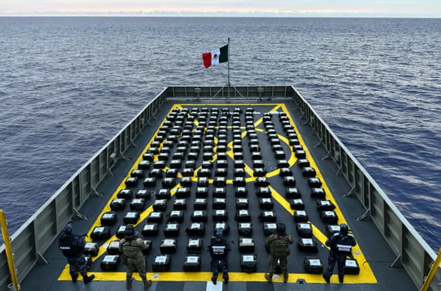 Fotografía cedida hoy, por la Secretaría de Marina de agentes de la dependencia resguardando un decomiso de presunta droga en el océano Pacífico. (EFE/Secretaría de Marina)