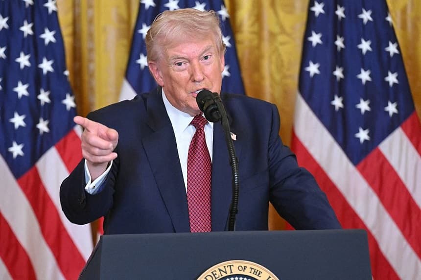 El presidente de Estados Unidos, Donald Trump, habla en un evento titulado "Campeones del carbón" en la Casa Blanca, en Washington D. C., el 11 de febrero de 2026. (SAUL LOEB / AFP a través de Getty Images)