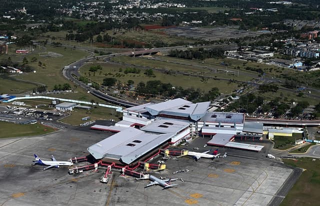 Vista aérea del Aeropuerto Internacional José Martí en La Habana, tomada desde un avión el 3 de abril de 2025. (YAMIL LAGE/AFP vía Getty Images)