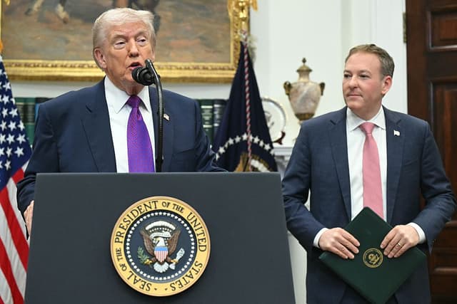 El presidente de los Estados Unidos, Donald Trump, acompañado por el administrador de la Agencia de Protección Ambiental (EPA) de los Estados Unidos, Lee Zeldin, hace un anuncio en la Sala Roosevelt de la Casa Blanca en Washington, D.C., el 12 de febrero de 2026. El jueves, el presidente Donald Trump revocó un hallazgo científico histórico que sustenta las regulaciones estadounidenses destinadas a frenar la contaminación que calienta el planeta, lo que supone el retroceso más trascendental de la administración en materia de política climática hasta la fecha. (Foto de SAUL LOEB / AFP a través de Getty Images)