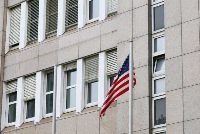 La bandera estadounidense ondea frente al Consulado General de Estados Unidos en Düsseldorf, Alemania, el 16 de abril de 2025. (Andreas Rentz/Getty Images)