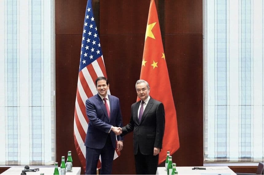 El secretario de Estado de los Estados Unidos, Marco Rubio (izquierda), estrecha la mano del ministro de Relaciones Exteriores de China, Wang Yi (derecha), al margen de la Conferencia de Seguridad de Múnich, celebrada en Múnich, Alemania, el 13 de febrero de 2026. (Alex Brandon, Pool/AP)