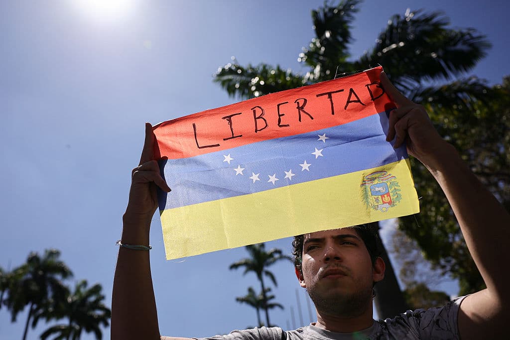 Un estudiante universitario sostiene una bandera venezolana con la palabra "Libertad" durante una protesta en el marco del Día de la Juventud Venezolana, el 12 de febrero de 2026, en Caracas, Venezuela. (Foto de Jesús Vargas/Getty Images)