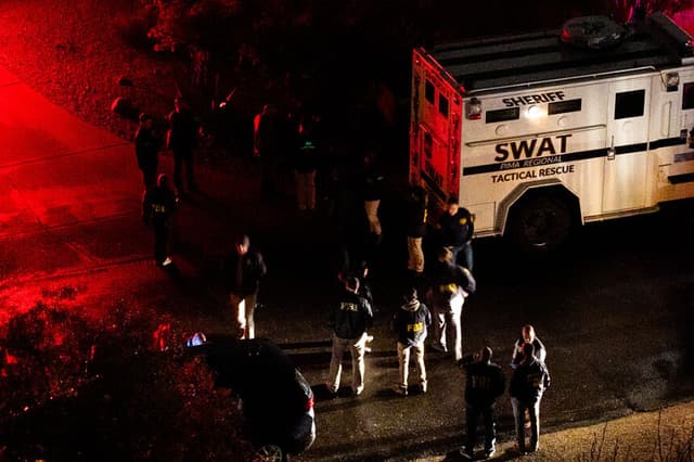Vista aérea de las operaciones llevadas a cabo por el FBI y las unidades SWAT en un barrio situado a unos tres kilómetros de la residencia de Nancy Guthrie el 13 de febrero de 2026 en Tucson, Arizona.(Foto de Brandon Bell/Getty Images)
