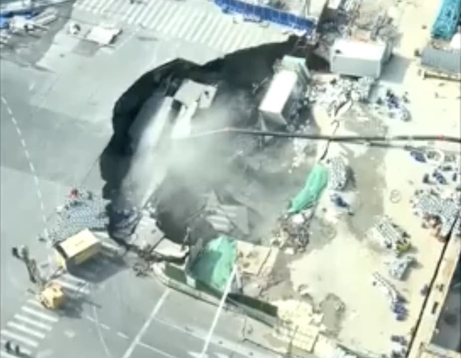 Enorme socavón perfora una calle de China y se traga construcciones