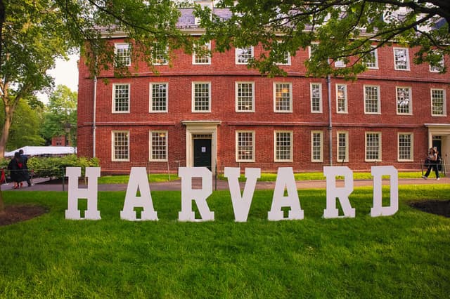 Se ve un letrero de Harvard en el campus de la Universidad de Harvard en Boston, Massachusetts, el 27 de mayo de 2025. (RICK FRIEDMAN/AFP a través de Getty Images)