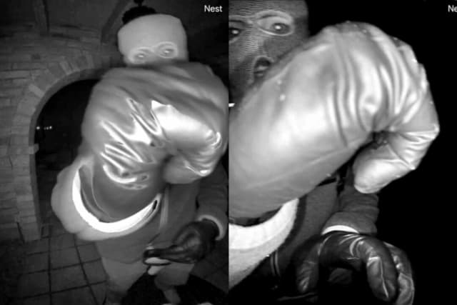 Una combinación de imágenes de video muestra a una persona enmascarada afuera de la casa de Nancy Guthrie en Catalina Foothills, Arizona, el 31 de enero de 2026. (FBI vía The Epoch Times)