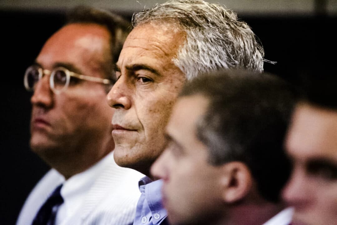 Jeffrey Epstein (C) comparece ante la corte en West Palm Beach, Florida, el 30 de julio de 2008. (Uma Sanghvi/Palm Beach Post vía AP)