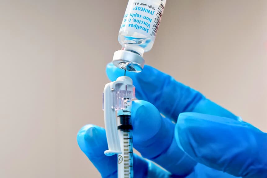 Una enfermera titulada mide una vacuna contra la viruela del mono en un centro de vacunación en Miami el 15 de agosto de 2022. (Joe Raedle/Getty Images).