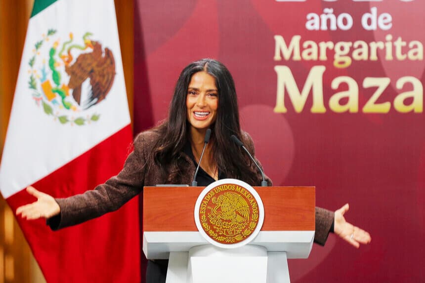 La actriz productora y directora mexicana Salma Hayek habla en una rueda de prensa este domingo, en el Palacio Nacional de la Ciudad de México (EFE/ Isaac Esquivel)