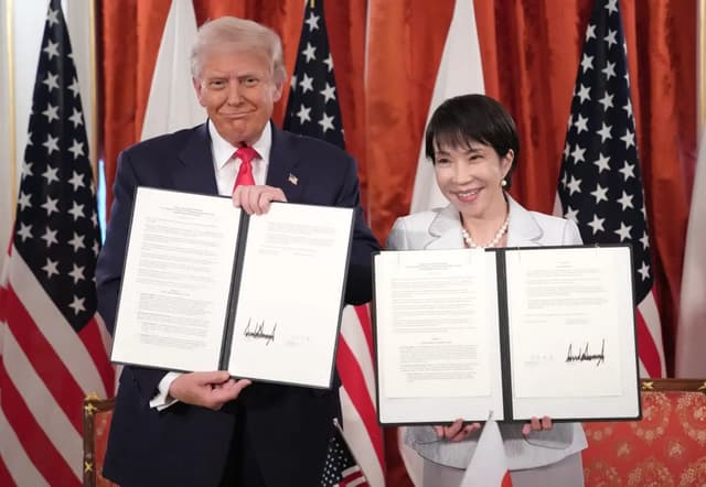El presidente Donald Trump y la primera ministra japonesa, Sanae Takaichi, muestran los documentos firmados para un acuerdo sobre minerales críticos y tierras raras con Japón durante una reunión en el Palacio Akasaka de Tokio el 28 de octubre de 2025. (Andrew Harnik/Getty Images)